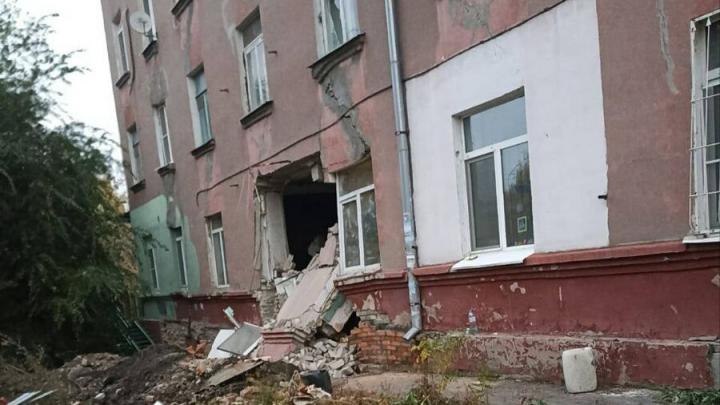 Обрушение стены в доме: жильцы многоэтажки на Крымской ночевали в гостинице