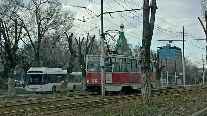 Старый трамвай сошел с рельсов в Саратове