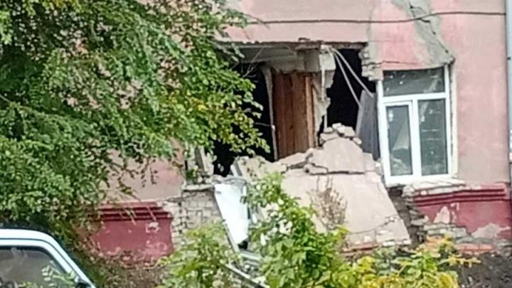 В Саратове расширили площадь ограждения у дома с рухнувшей стеной