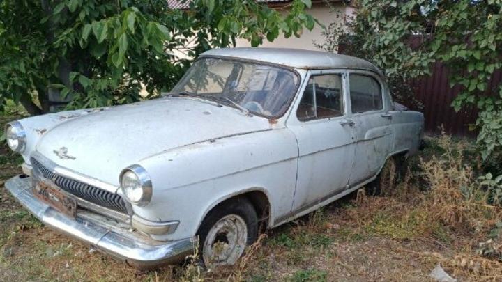 В Энгельсе продолжается борьба с машинами-«брошенками»