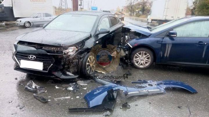 Около Солнечного в Саратове столкнулись две иномарки