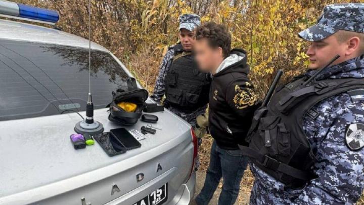 На пустыре на окраине Саратова задержан наркокурьер