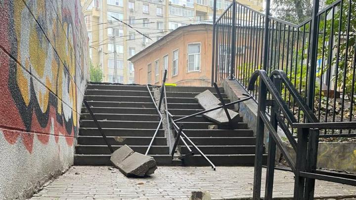 На саратовской набережной хулиганы разгромили лестницу