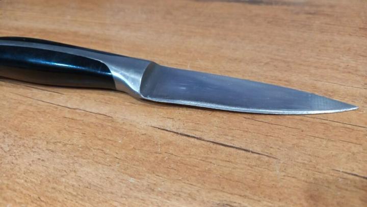 Житель Татищево порезал ножом водителя такси