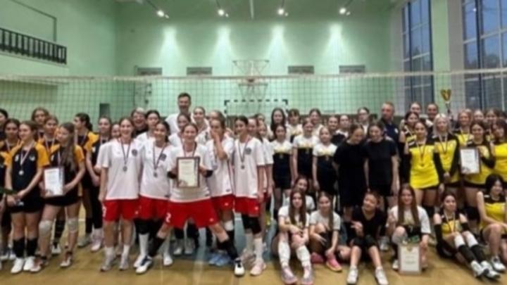 В Энгельсе прошел спортивный турнир по волейболу среди женских команд