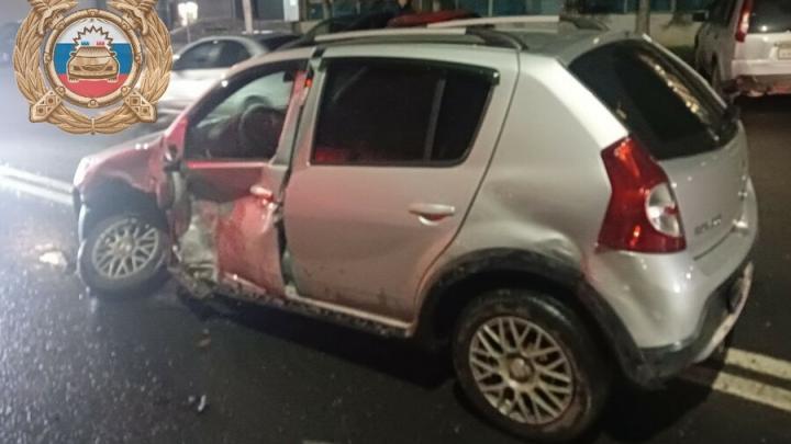 В ДТП с двумя иномарками в Саратове пострадала автоледи