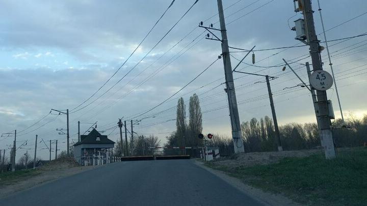 Под Саратовом поезд протаранил автомобиль: водитель выплатил причиненный ущерб