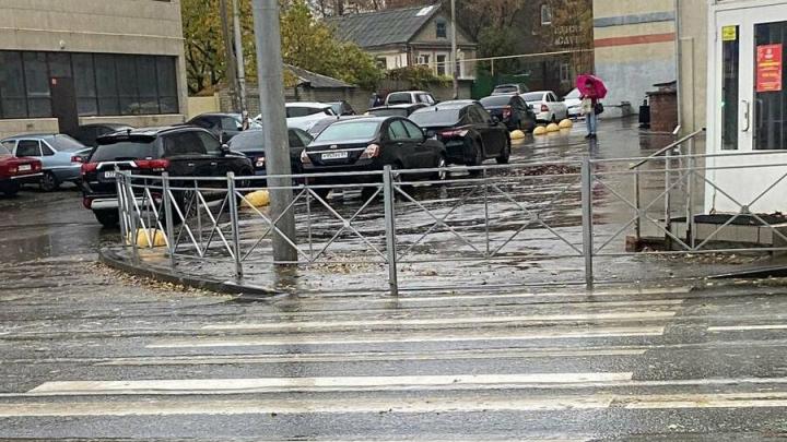 «Зебра» уперлась в ограждение: саратовские коммунальщики начудили