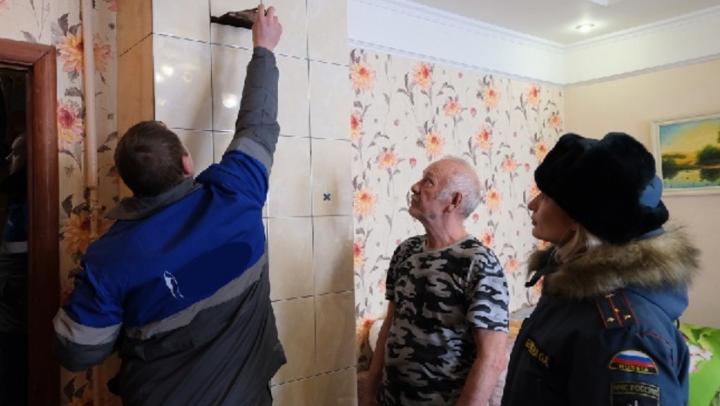 Газовики и сотрудники МЧС рассказали жителям о правилах пользования газовыми печами