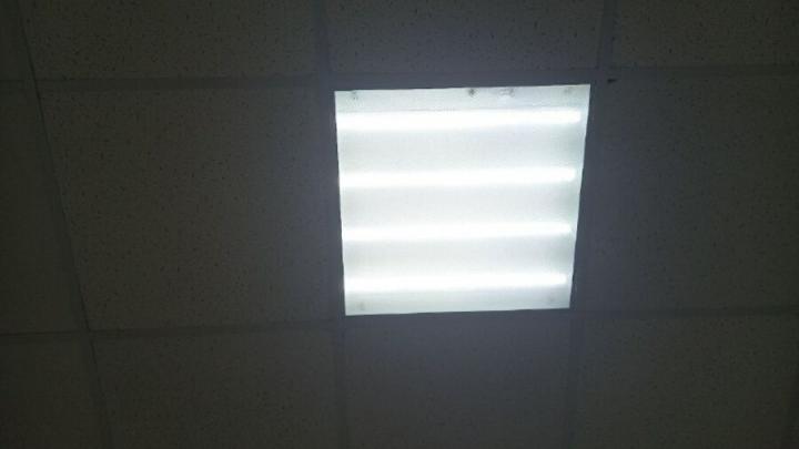 В Советском районе прокуратура наказала директора школы за заляпанные лампы в классах