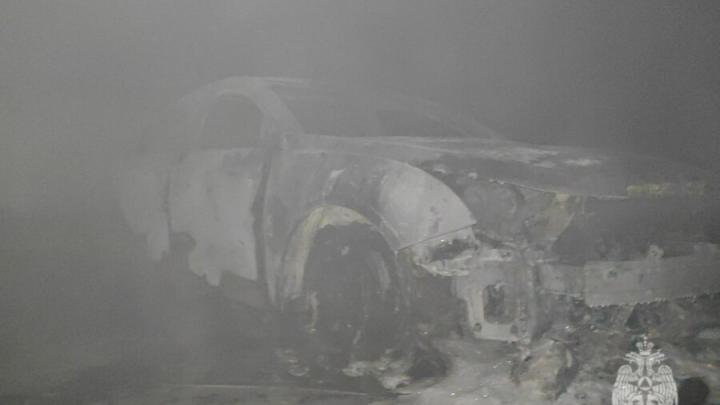 Пожарные тушат автомобиль в паркинге на улице Рахова в Саратове