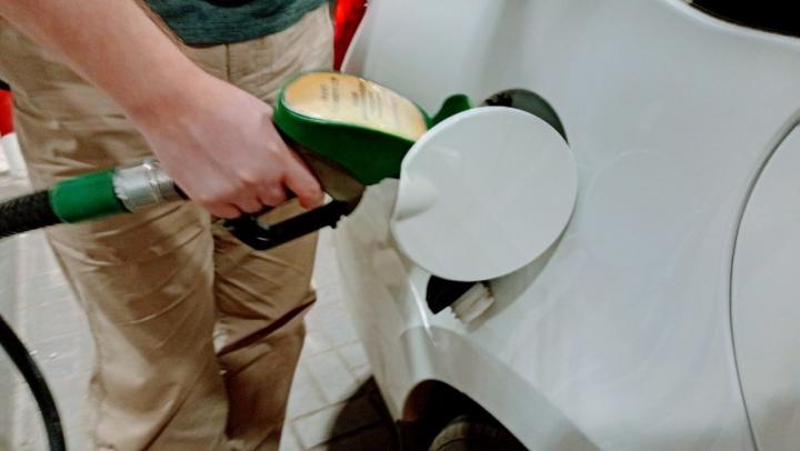 Бензин подешевел, солярка подорожала в Саратовской области