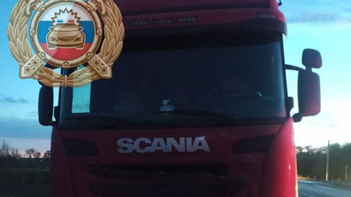 Грузовик насмерть сбил мужчину у саратовского села