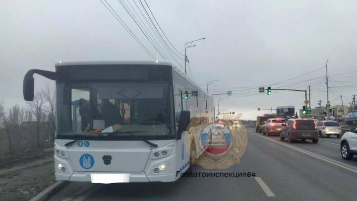 Пешеход попал под автобус у 