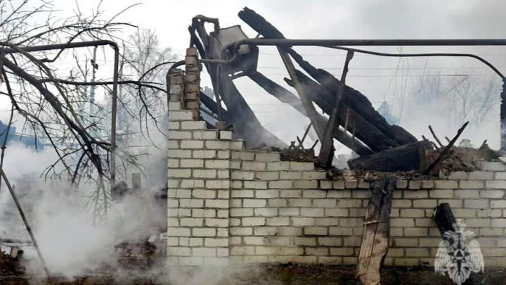 В саратовском посёлке сгорел двухэтажный дом