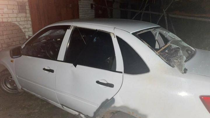 В Энгельсе двое юнцов избили автовладельца