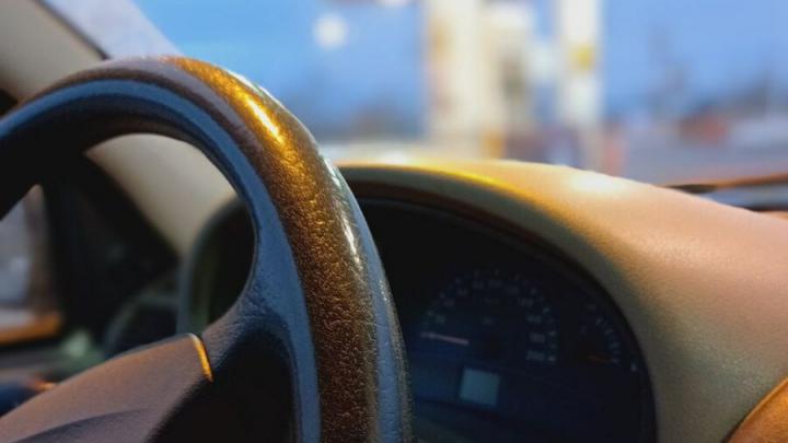 Автоледи врезалась в ограждение в Саратове: пострадали две женщины