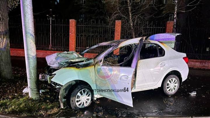 У 3-й Советской больницы в Саратове машина врезалась в столб: водитель не выжил