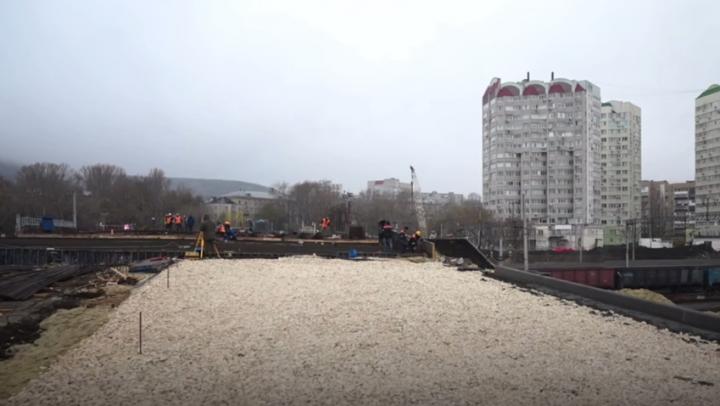 В Саратове завершили надвижку пролетов на путепроводе на Стрелке