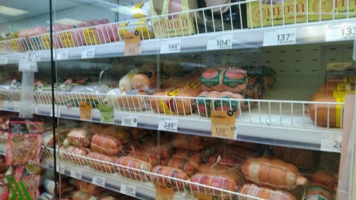Помидоры дорожают, колбаса дешевеет в Саратовской области