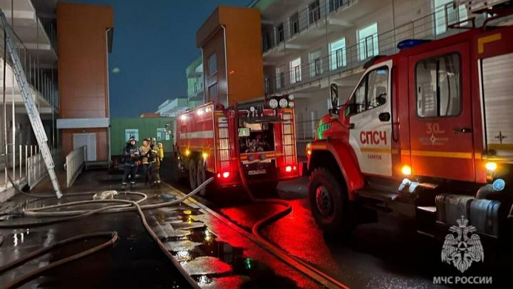 Ночью в Саратове тушили пожар в инфекционной больнице: есть пострадавшие