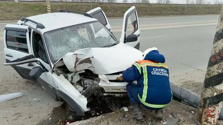 В Балакове Niva врезалась в столб: погибла женщина