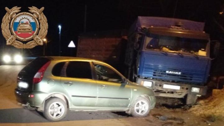 В Энгельсе водитель «Калины» госпитализирован после столкновения с 