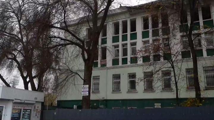 В Саратове начали сносить общежитие на Привокзальной площади