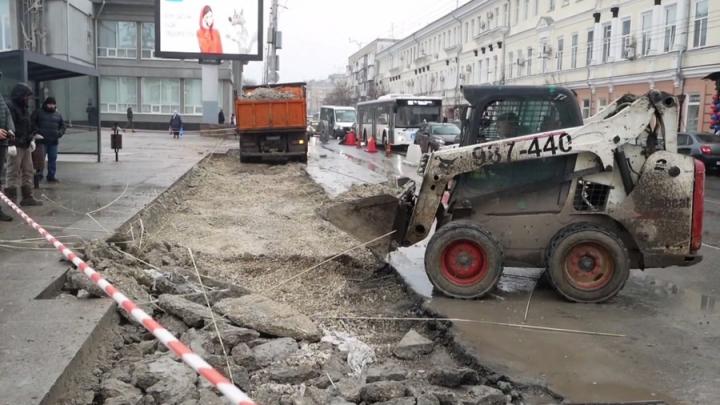 На улице Чапаева в Саратове начали делать заездные карманы