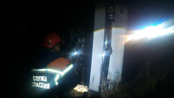 Автобус съехал в кювет в Ершовском районе: трое пострадали