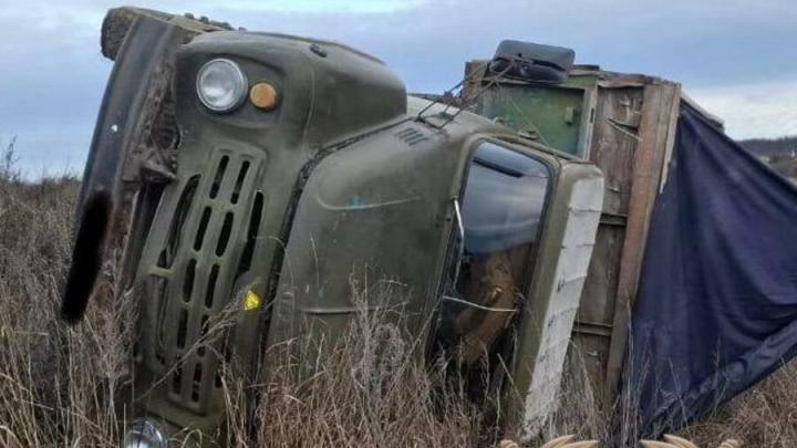 Водитель погиб в перевернувшемся грузовике в Новобурасском районе