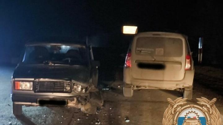 Две «Лады» столкнулись под Саратовом: пенсионерка в больнице