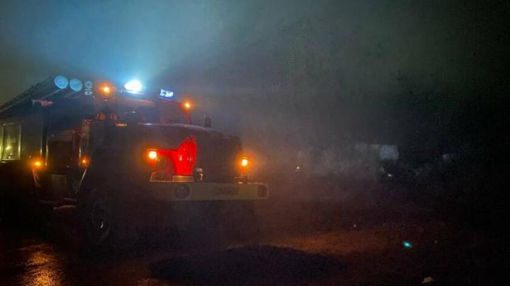 Две женщины погибли на пожаре в заброшенном доме в саратовском поселке