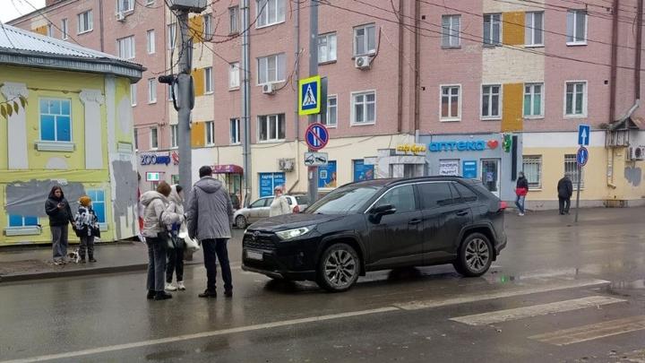 Иномарка сбила девушку на пешеходном переходе в Волжском районе Саратова
