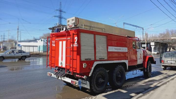 Женщина отравилась дымом на пожаре в Саратове