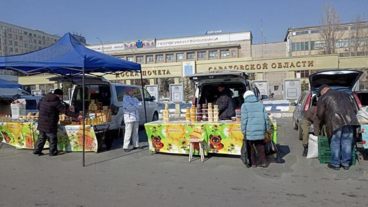 Рыба, мёд и саженцы: что ждёт саратовцев на ярмарке в субботу