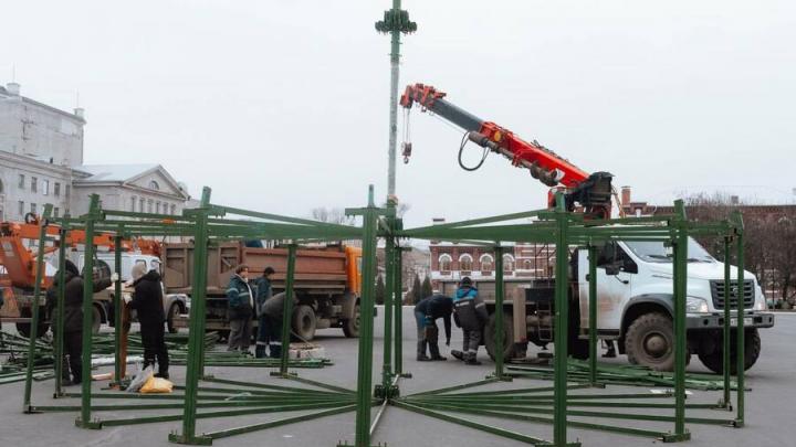 На Театральной площади Саратова в течение недели будут устанавливать новогоднюю ёлку