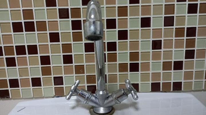 В поселке СХИ города Энгельса третий день подряд устраняют коммунальную аварию