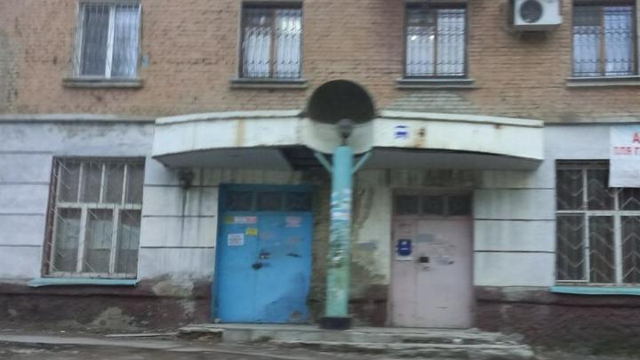 Облупившиеся стены и трещины над подъездами — жильцам дома №4 в Энгельсе грозит опасность