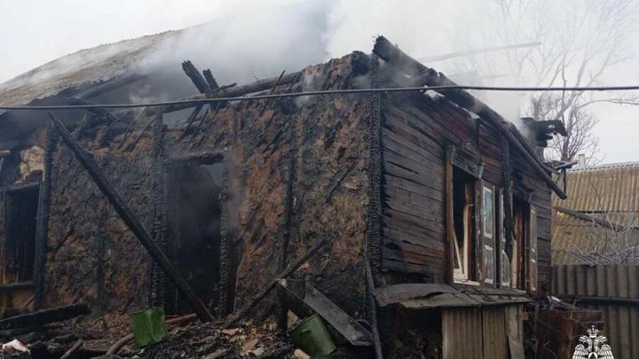 Кот замяукал в задымленном доме под Вольском и спас уснувшего хозяина