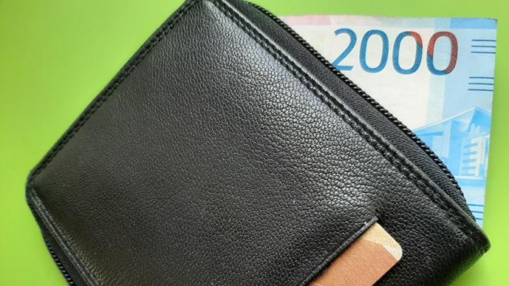 Житель Красного Кута оставил без денег мать товарища