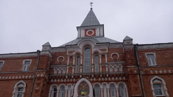 В Саратове парень вонзил нож в живот церковного сторожа