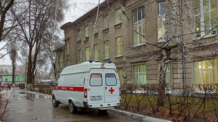 Женщина попала подколеса кроссовера в Заводском районе Саратова Женщина попала подколеса кроссовера в Заводском районе Саратова