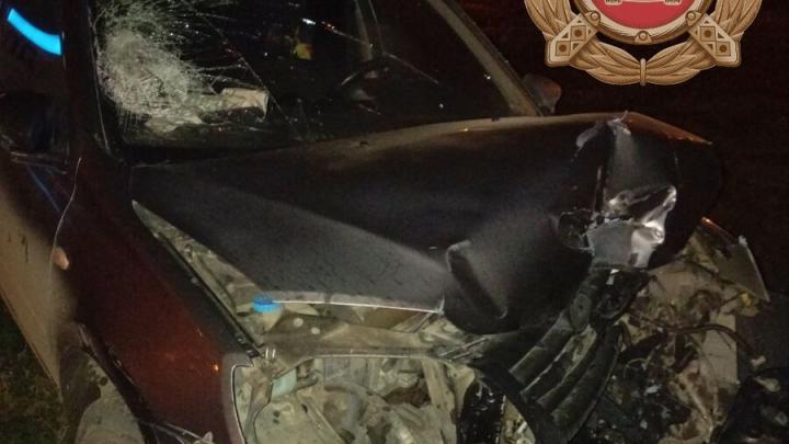 В Энгельсе "Гранта" вылетела с дороги и врезалась в столб В Энгельсе "Гранта" вылетела с дороги и врезалась в столб