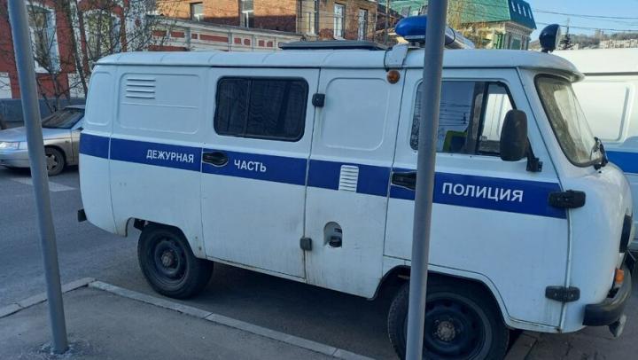 «Сказал, что убьёт»: сельчанин в пьяном буйстве чуть не задушил женщину под Саратовом