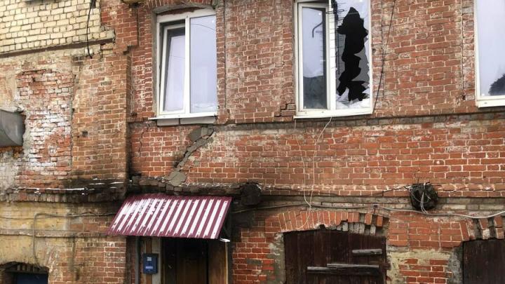 В Саратове тушили пожар в старинном доме недалеко от Театральной площади В Саратове тушили пожар в старинном доме недалеко от Театральной площади