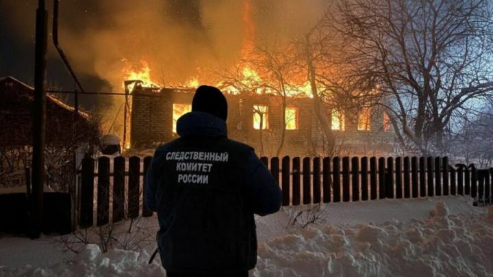 Пенсионеры погибли в огне: в Петровском районе сгорел дом с пожилой парой Пенсионеры погибли в огне: в Петровском районе сгорел дом с пожилой парой