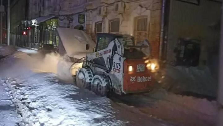 Ночью Саратов от снега чистили около 300 единиц техники Ночью Саратов от снега чистили около 300 единиц техники