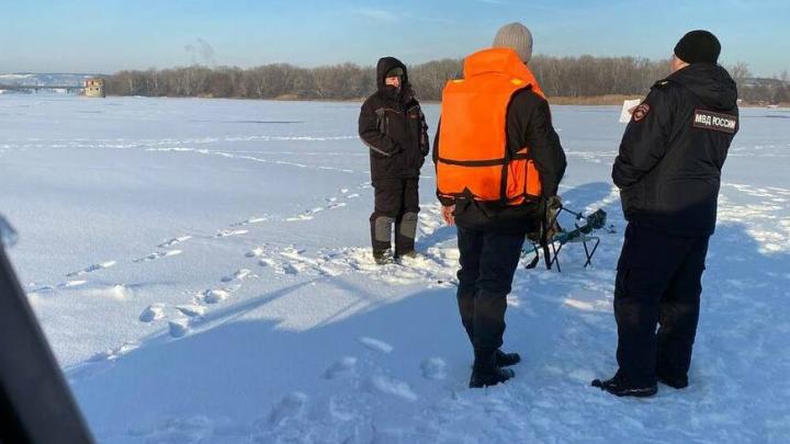 Трое рыбаков нарушили запрет и вышли на лёд Волги под Энгельсом