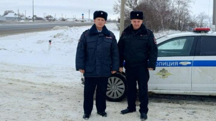 В Лысогорском районе полицейские вытащили застрявшую «ГАЗель» из сугроба